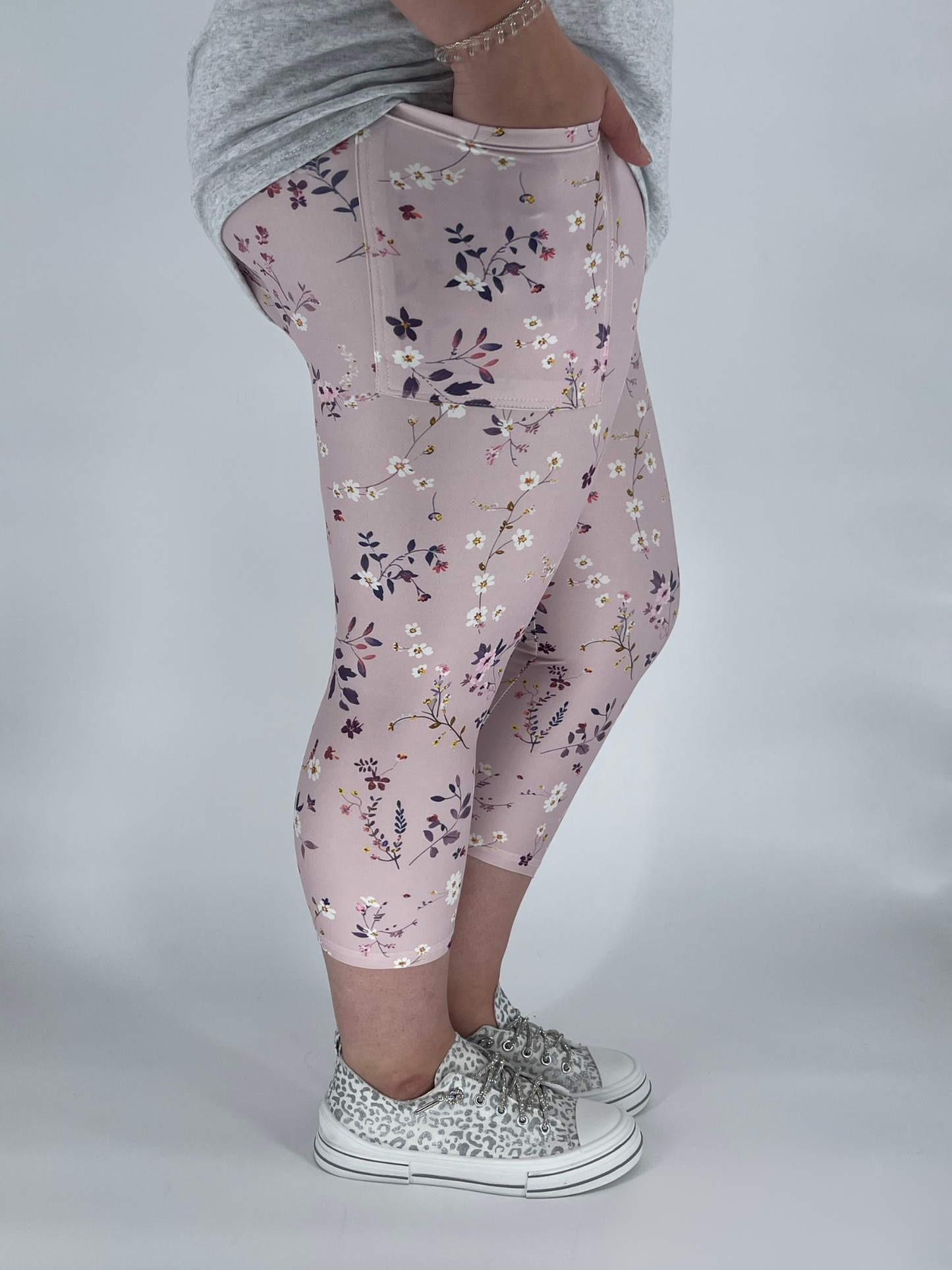 Dainty Floral Capri Leggings w/ Pockets