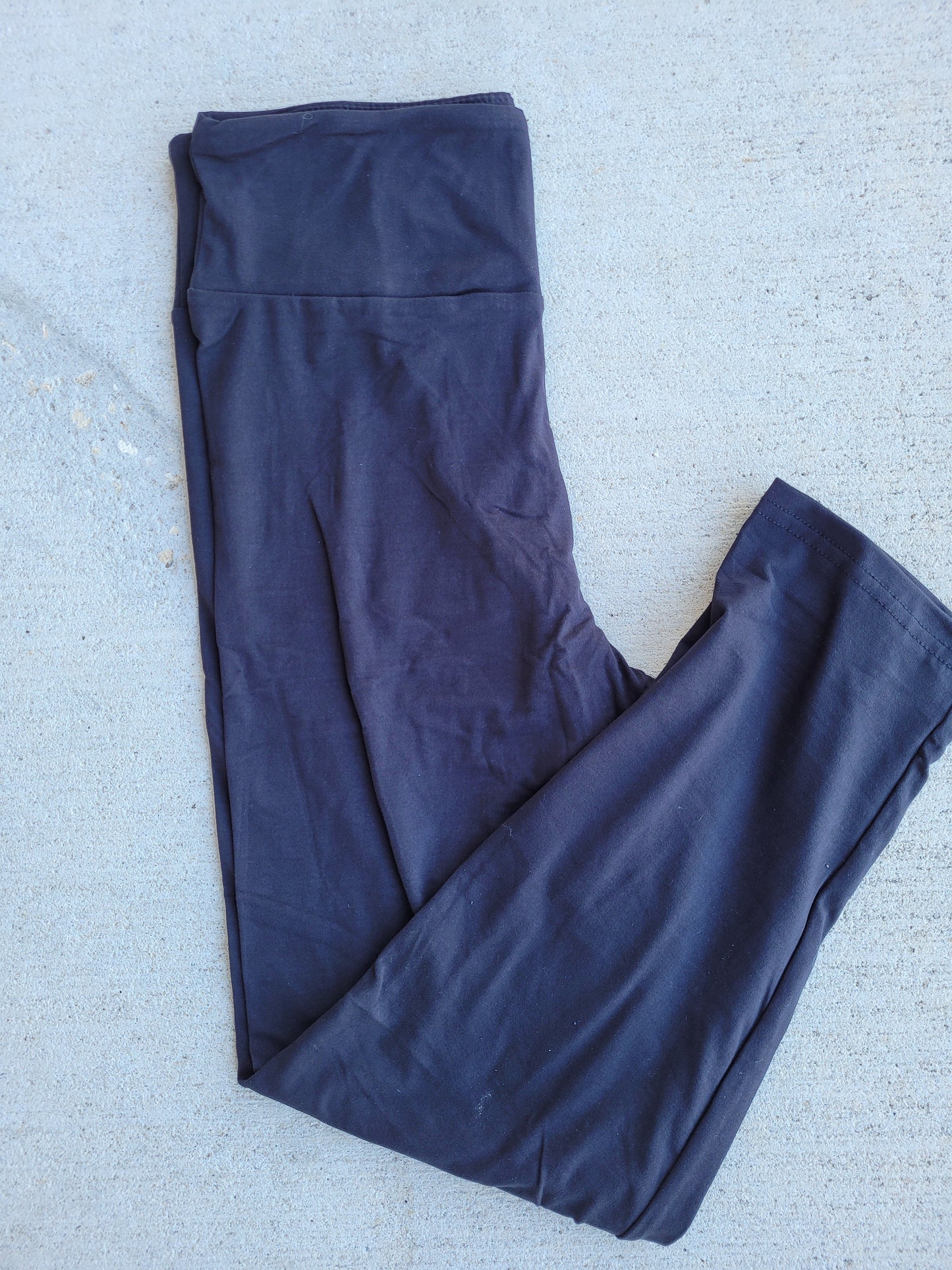 Black capris (no pockets)