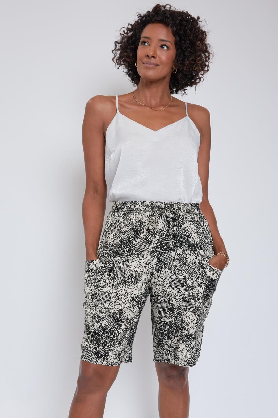 Women's Elastic Waist Bermuda With Patch Pockets