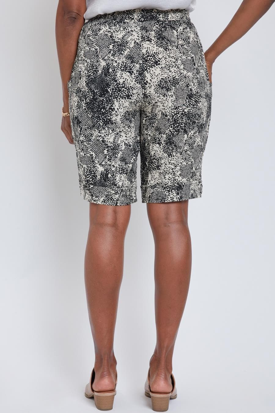 Women's Elastic Waist Bermuda With Patch Pockets