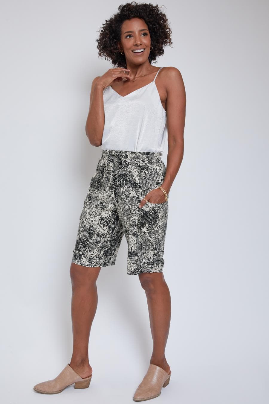 Women's Elastic Waist Bermuda With Patch Pockets
