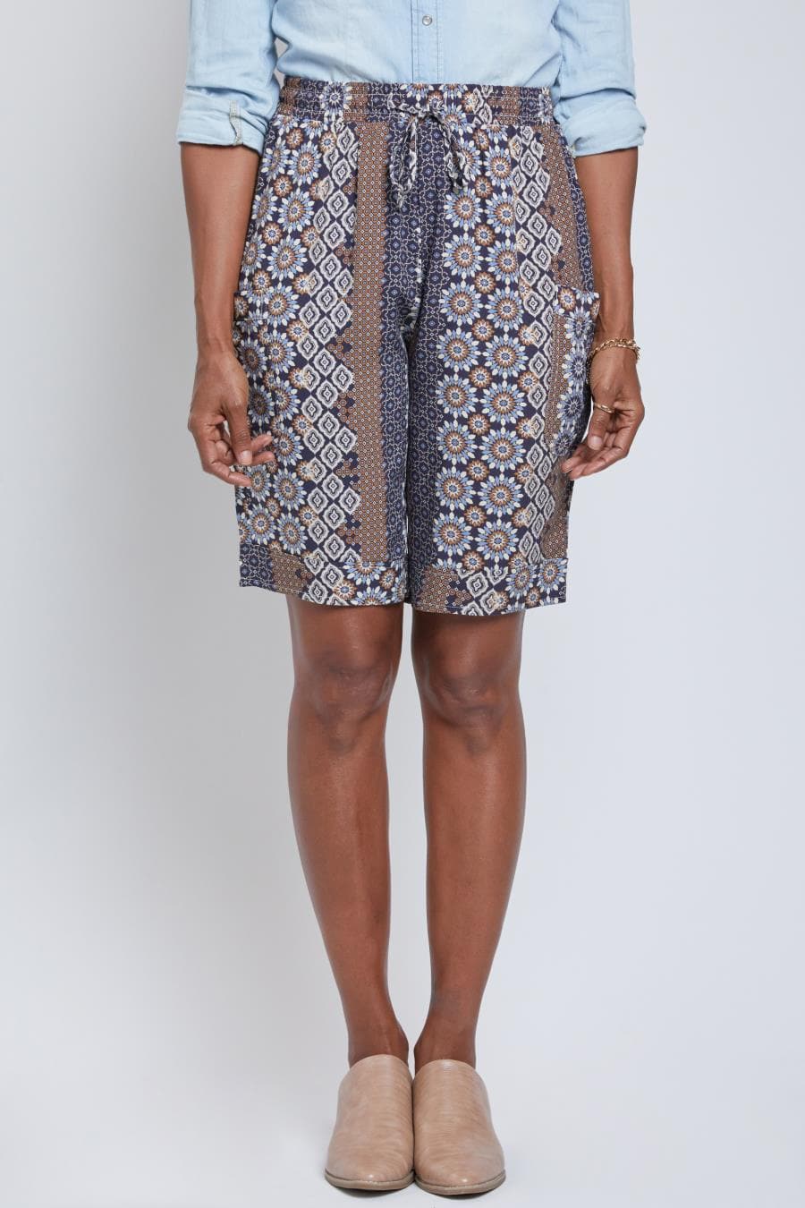 Women's Elastic Waist Bermuda With Patch Pockets