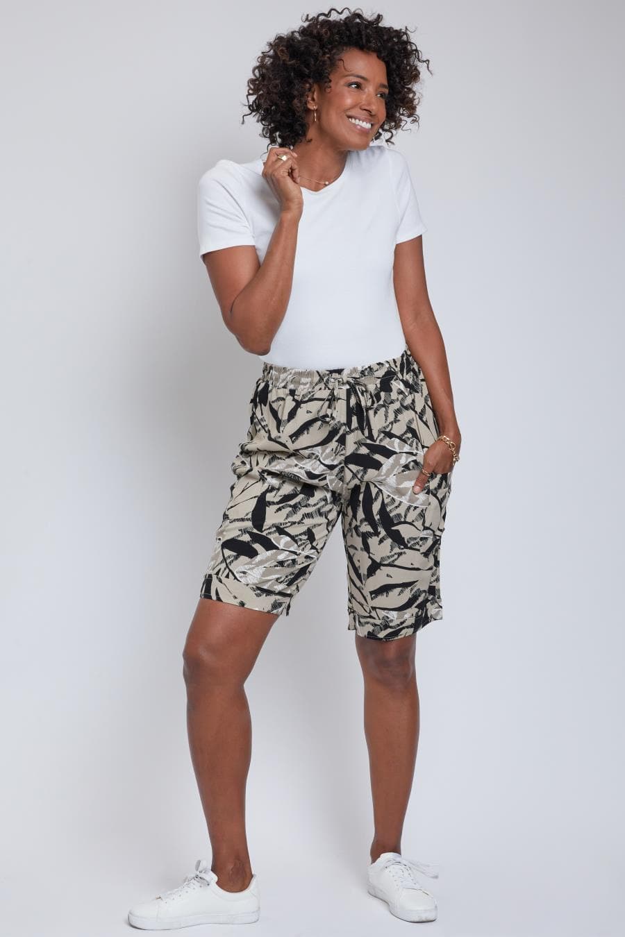 Women's Elastic Waist Bermuda With Patch Pockets