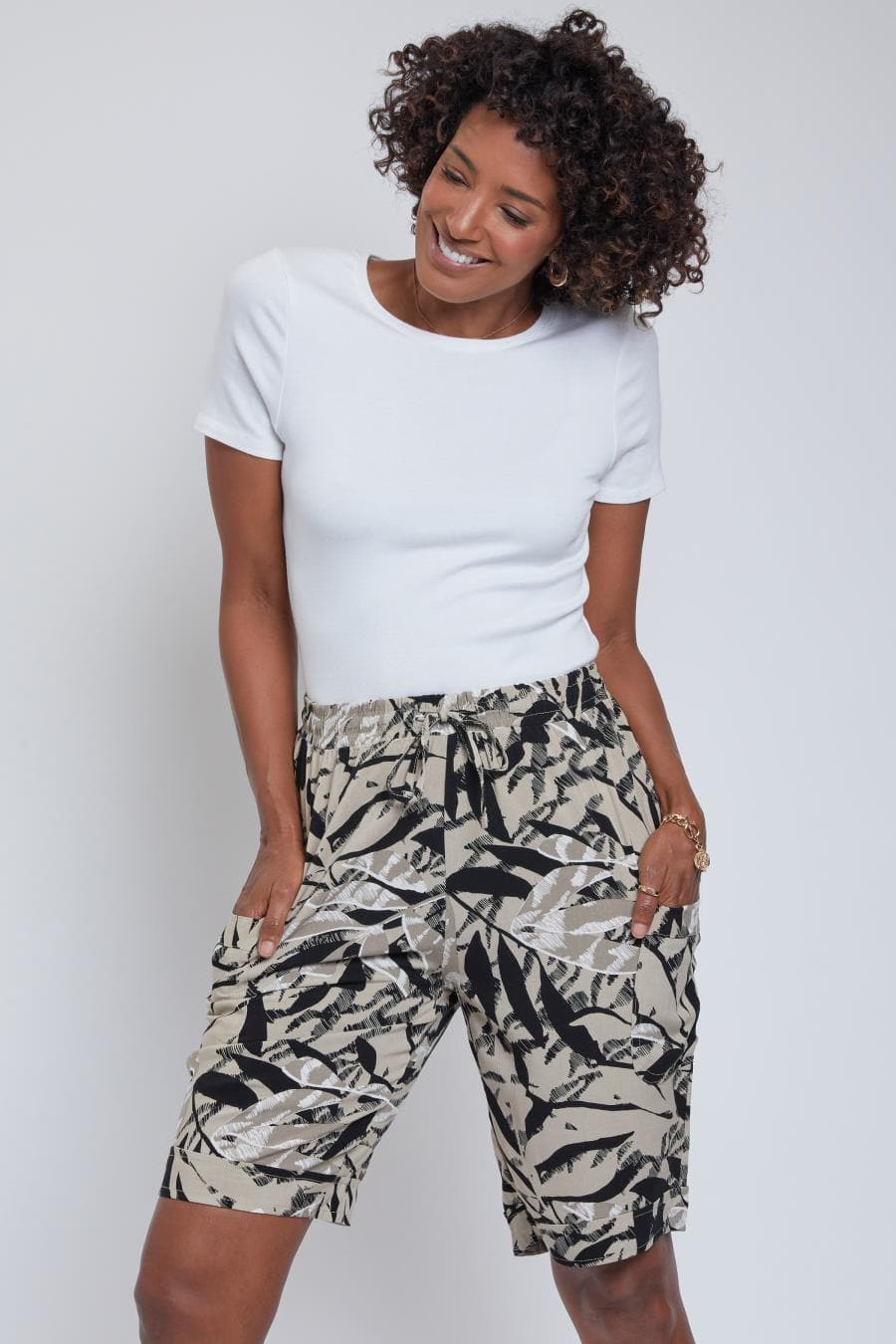 Women's Elastic Waist Bermuda With Patch Pockets