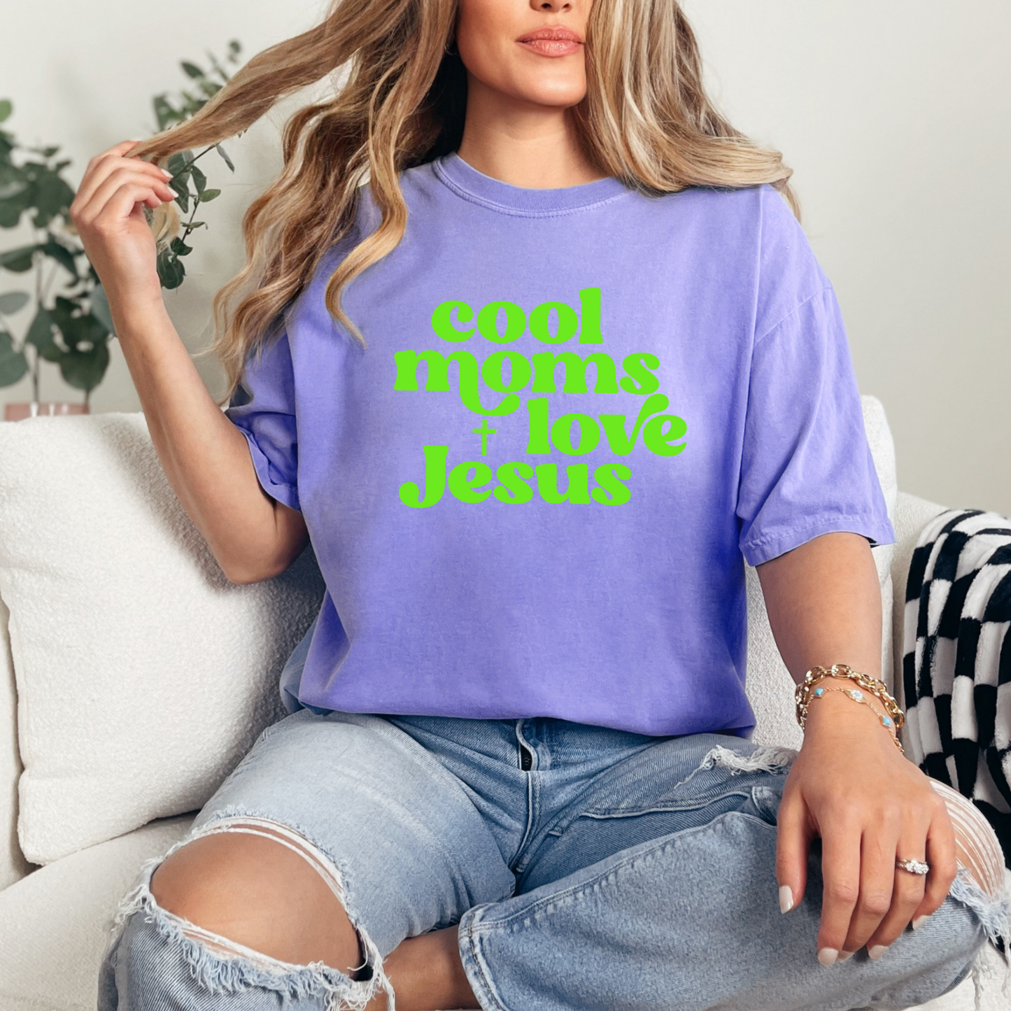 Cool moms love Jesus Graphic Tee