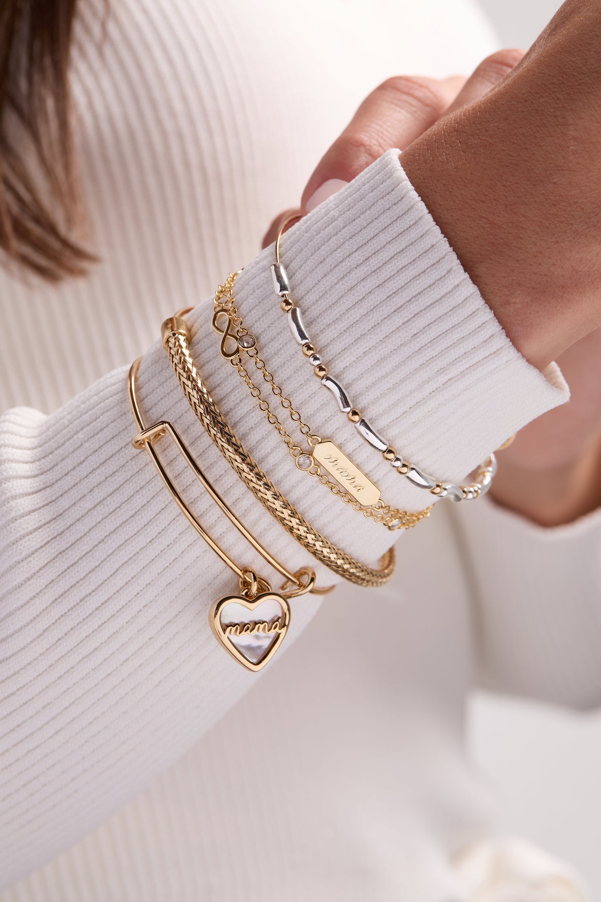 Mamá Mother of Pearl Heart Charm Bangle