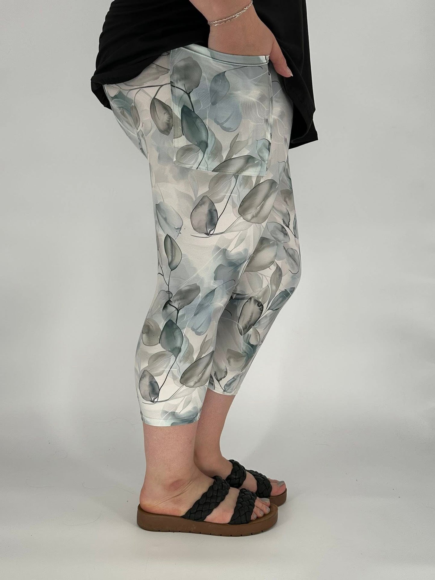 Soft Floral Capri w/ Pockets