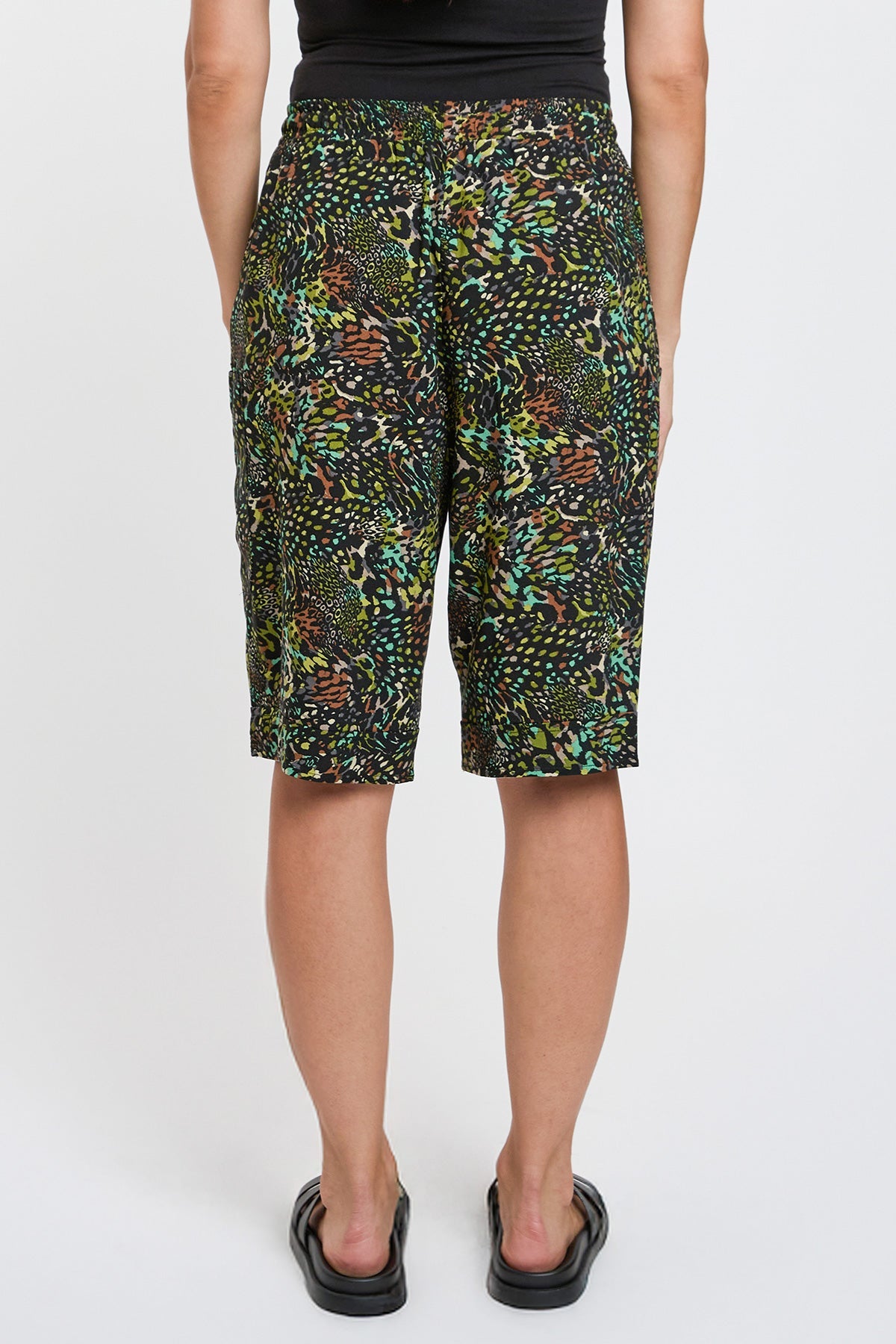Women's Elastic Waist Bermuda With Patch Pockets