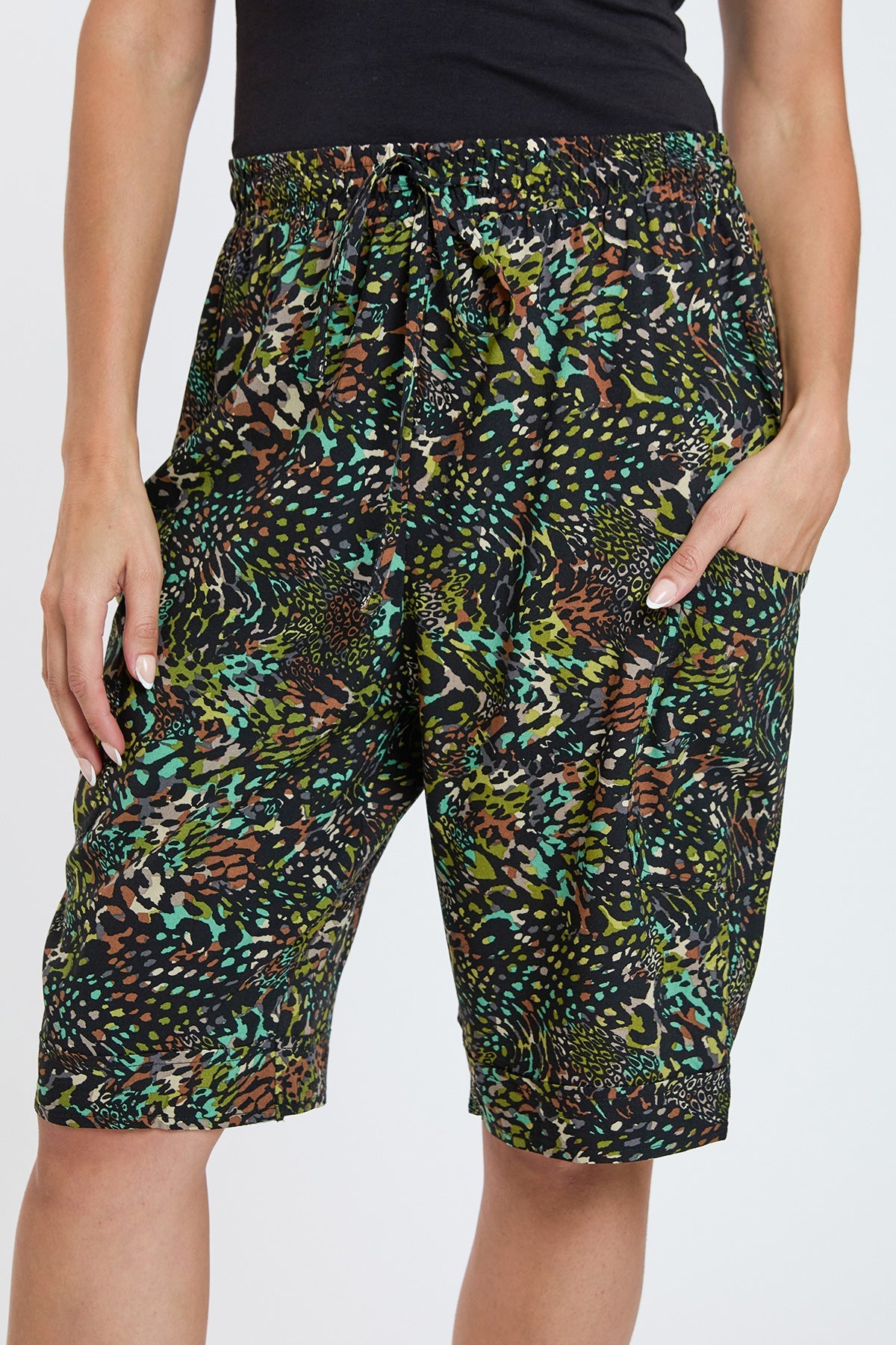 Women's Elastic Waist Bermuda With Patch Pockets
