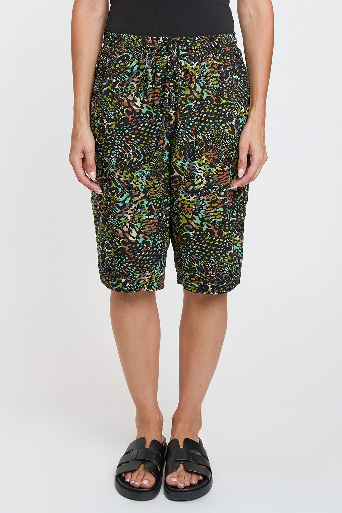 Women's Elastic Waist Bermuda With Patch Pockets