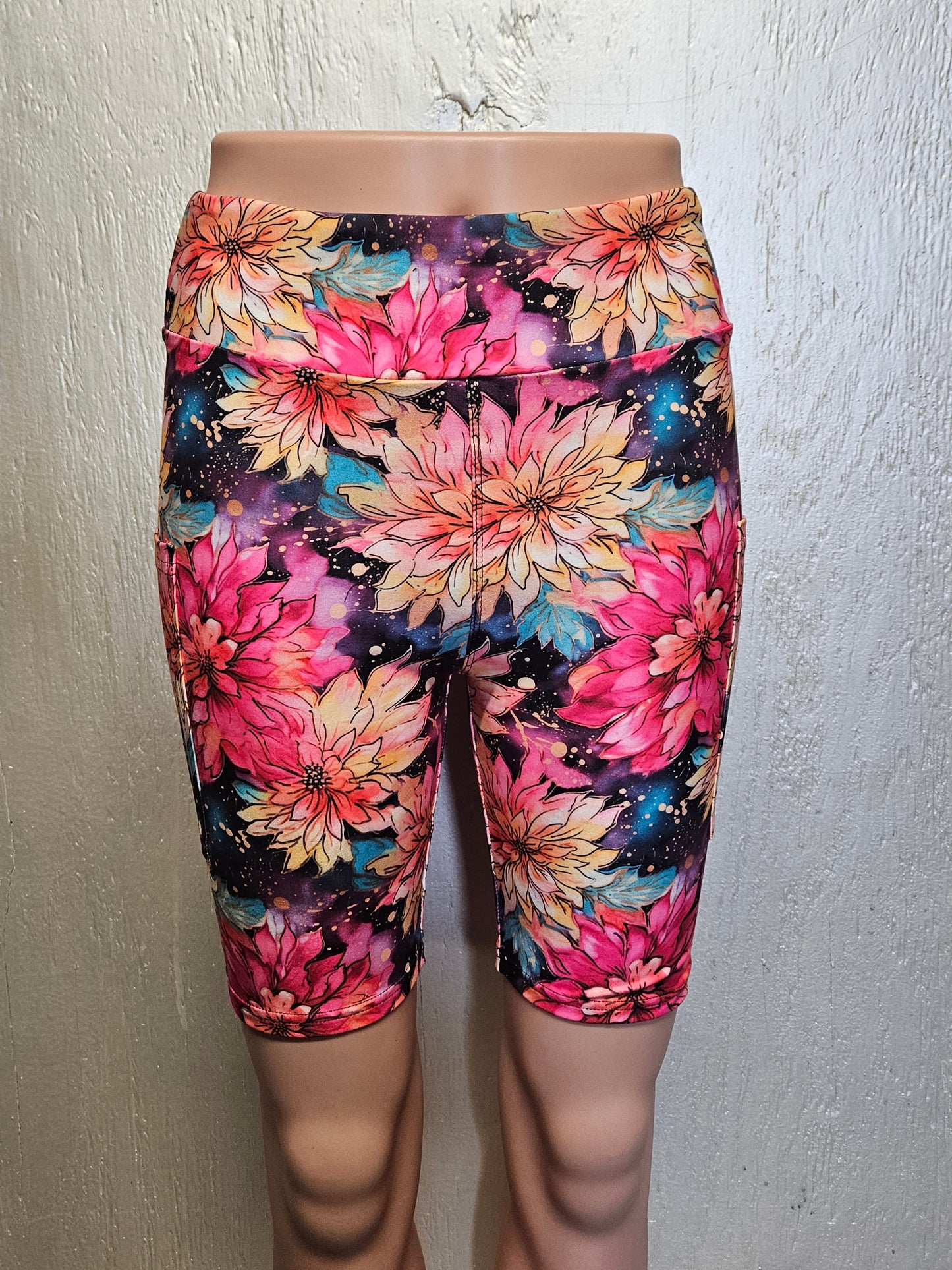 Grungy Dahlias capri leggings and bike shorts with pockets