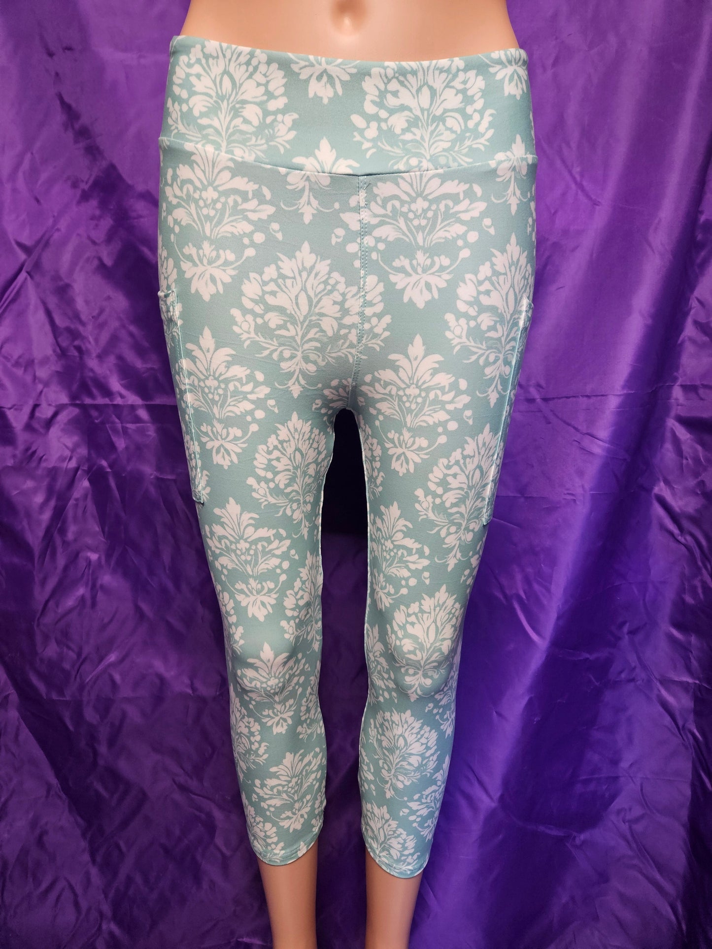 Damask White Floral capris with pockets