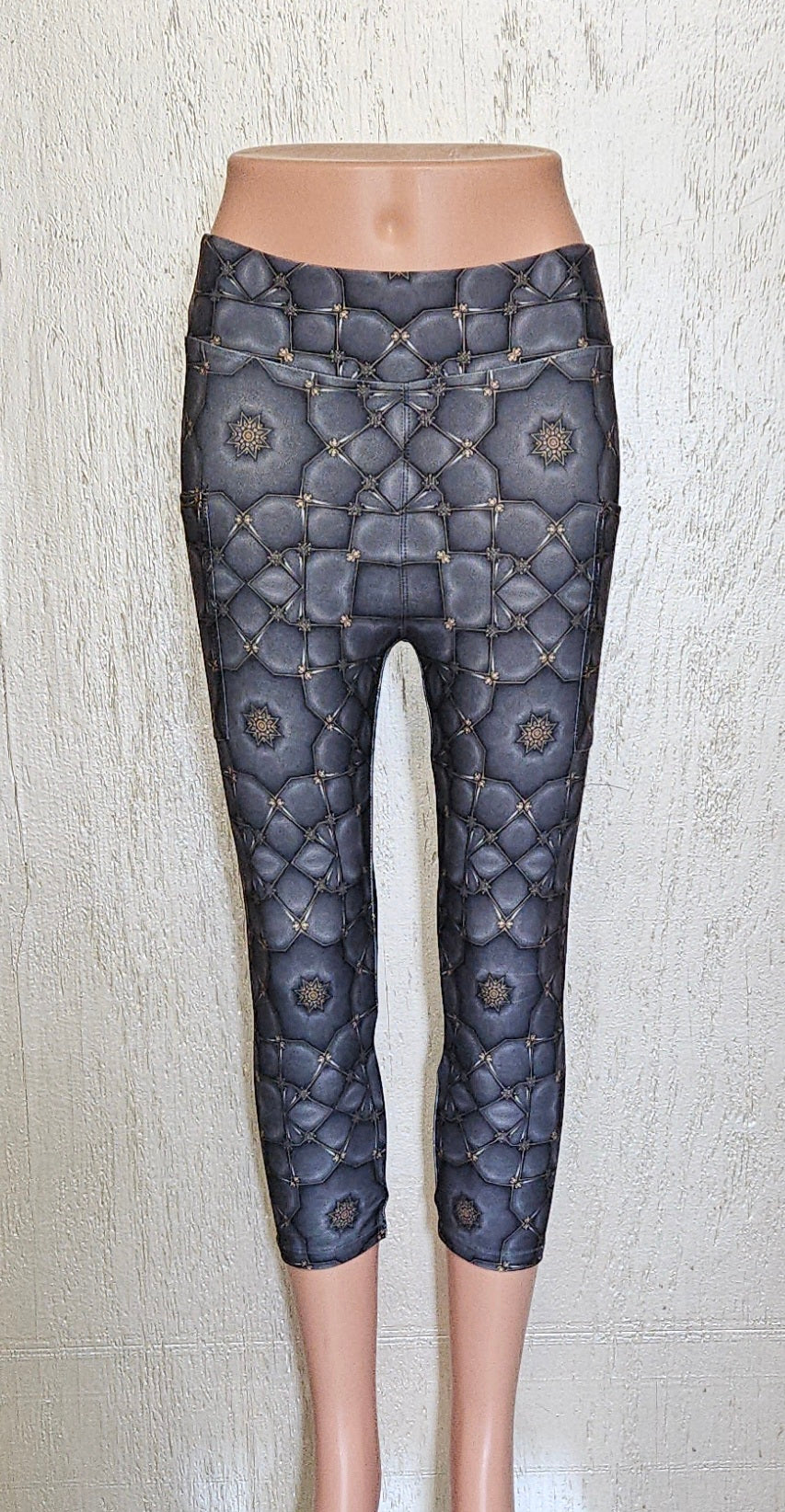 Steel Mandala capris with pockets